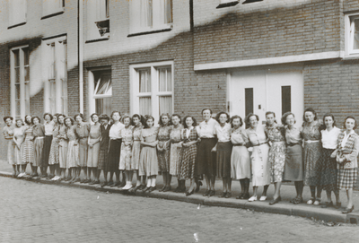 876905 Groepsportret van sociaal werksters (deels nog in opleiding) bij de Zusters Augustinessen van St.-Monica ...